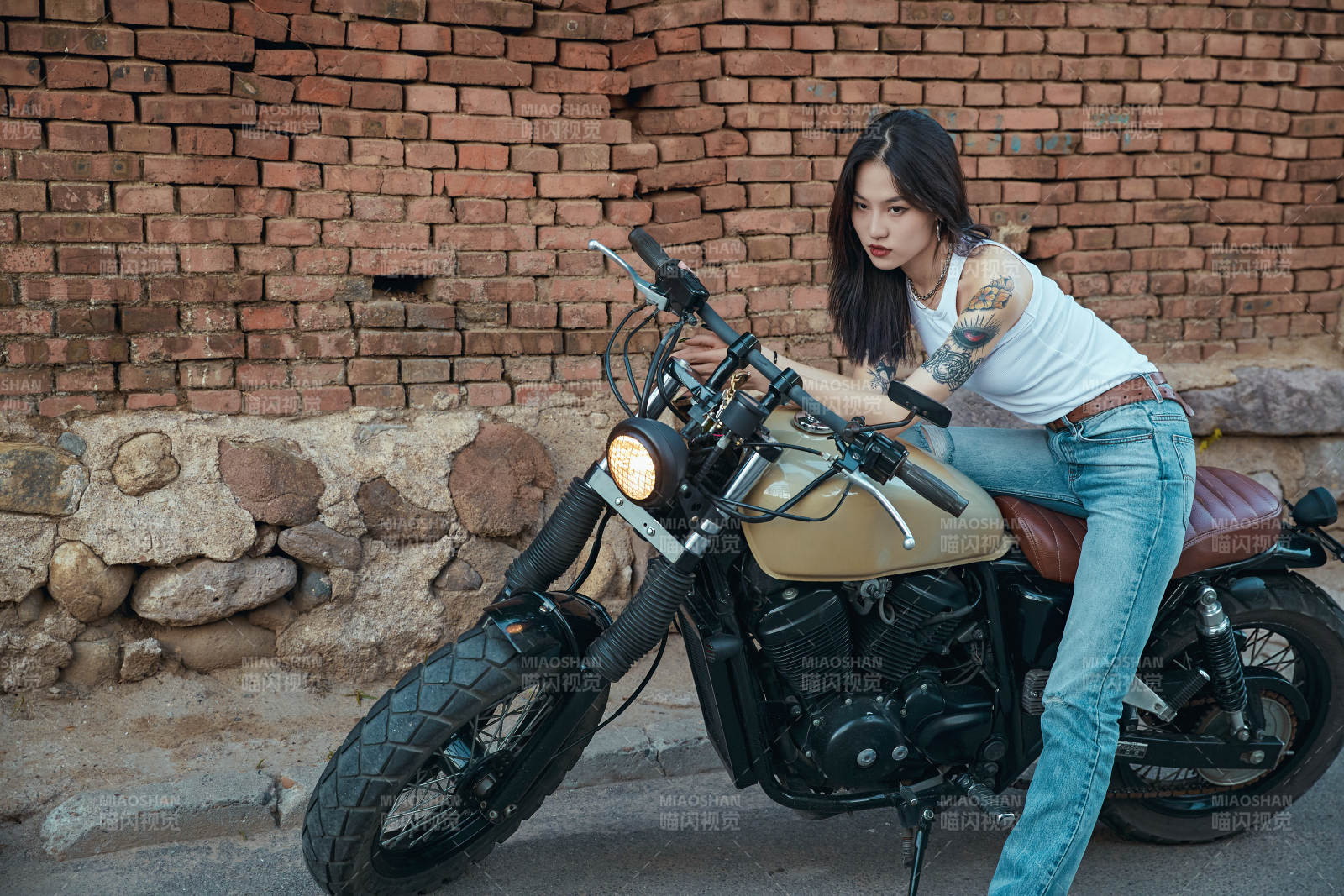 骑在复古摩托车上的时尚亚洲少女图片