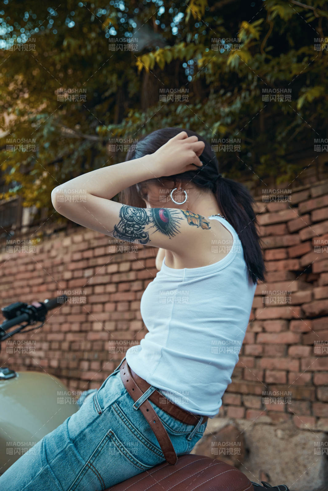 骑在复古摩托车上的时尚亚洲少女图片