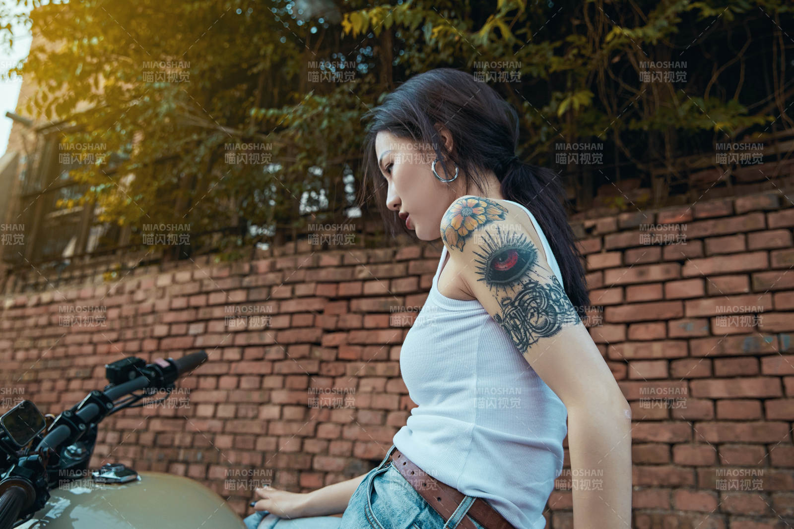 骑在复古摩托车上的时尚亚洲少女图片