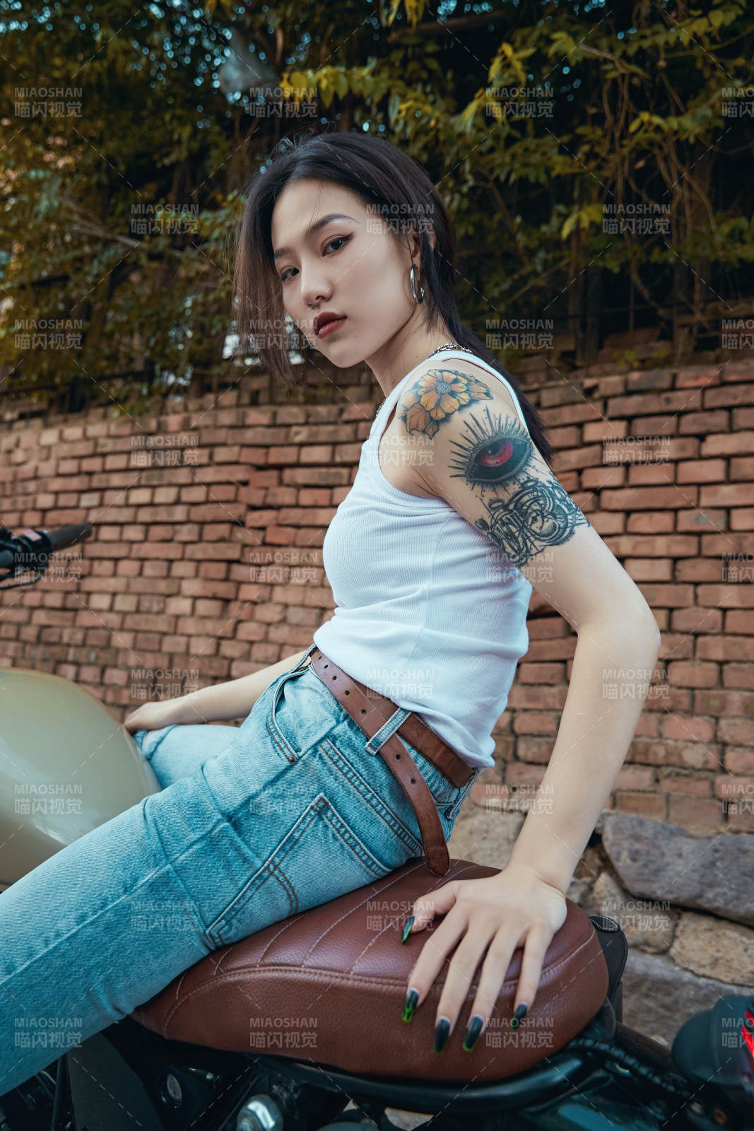 骑在复古摩托车上的时尚亚洲少女图片