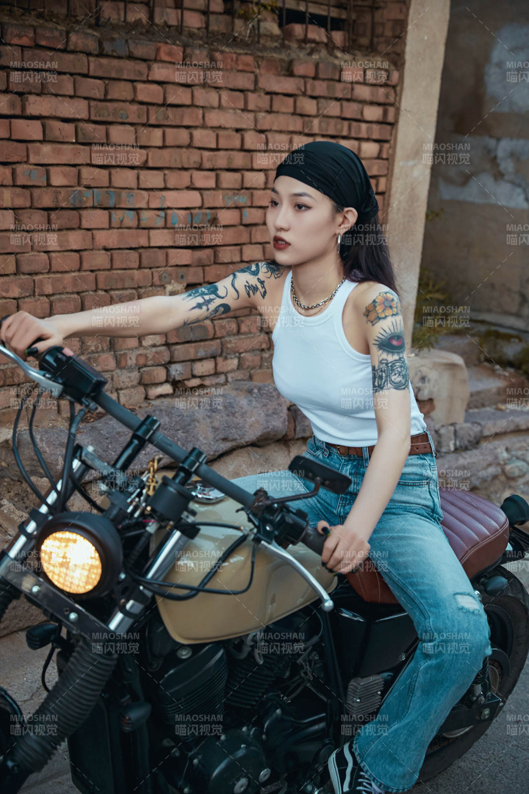 骑在复古摩托车上的时尚亚洲少女图片