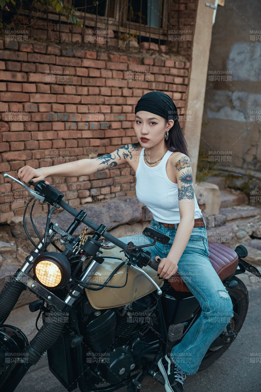 骑在复古摩托车上的时尚亚洲少女图片