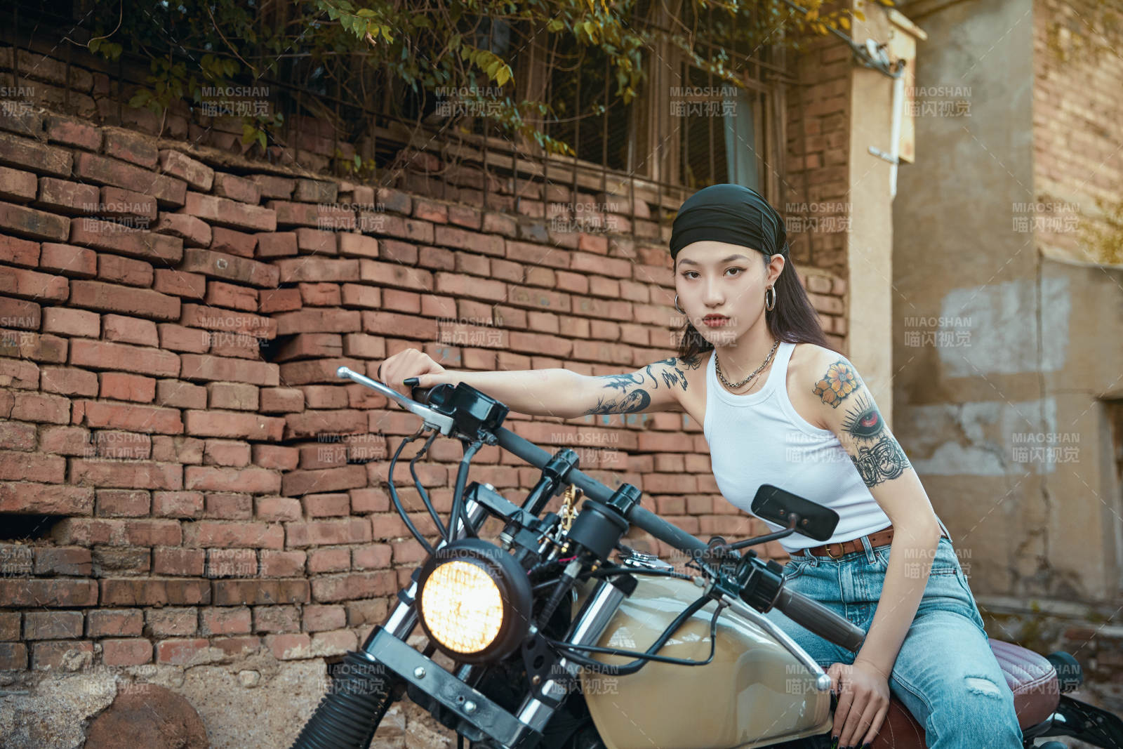 骑在复古摩托车上的时尚亚洲少女图片