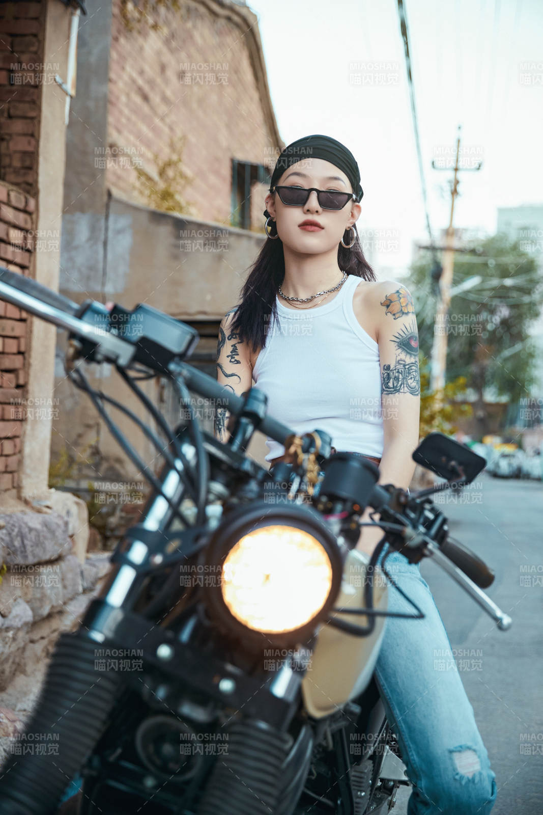 骑在复古摩托车上的时尚亚洲少女图片