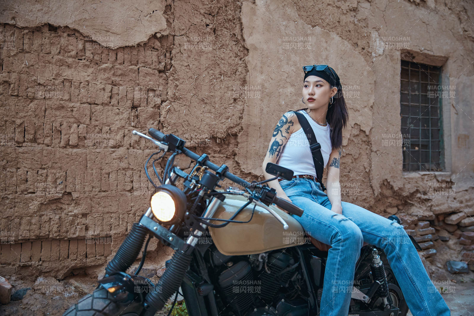 骑在复古摩托车上的时尚亚洲少女图片