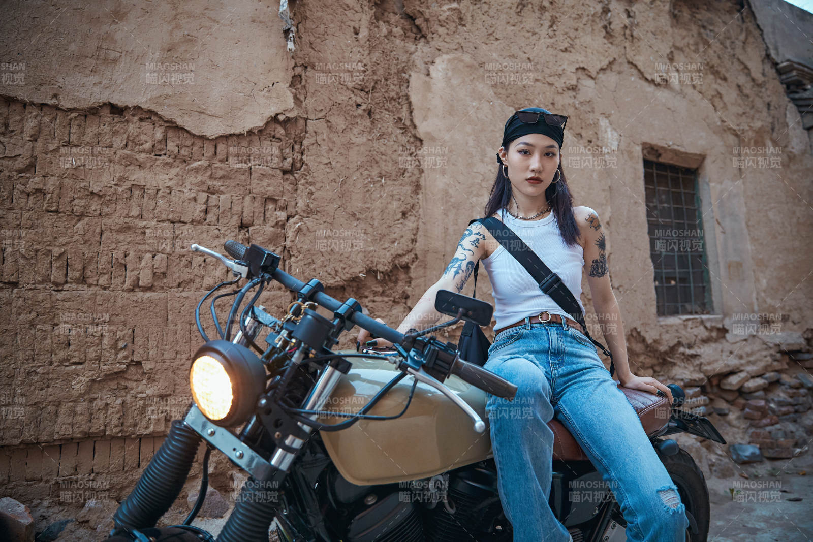 骑在复古摩托车上的时尚亚洲少女图片