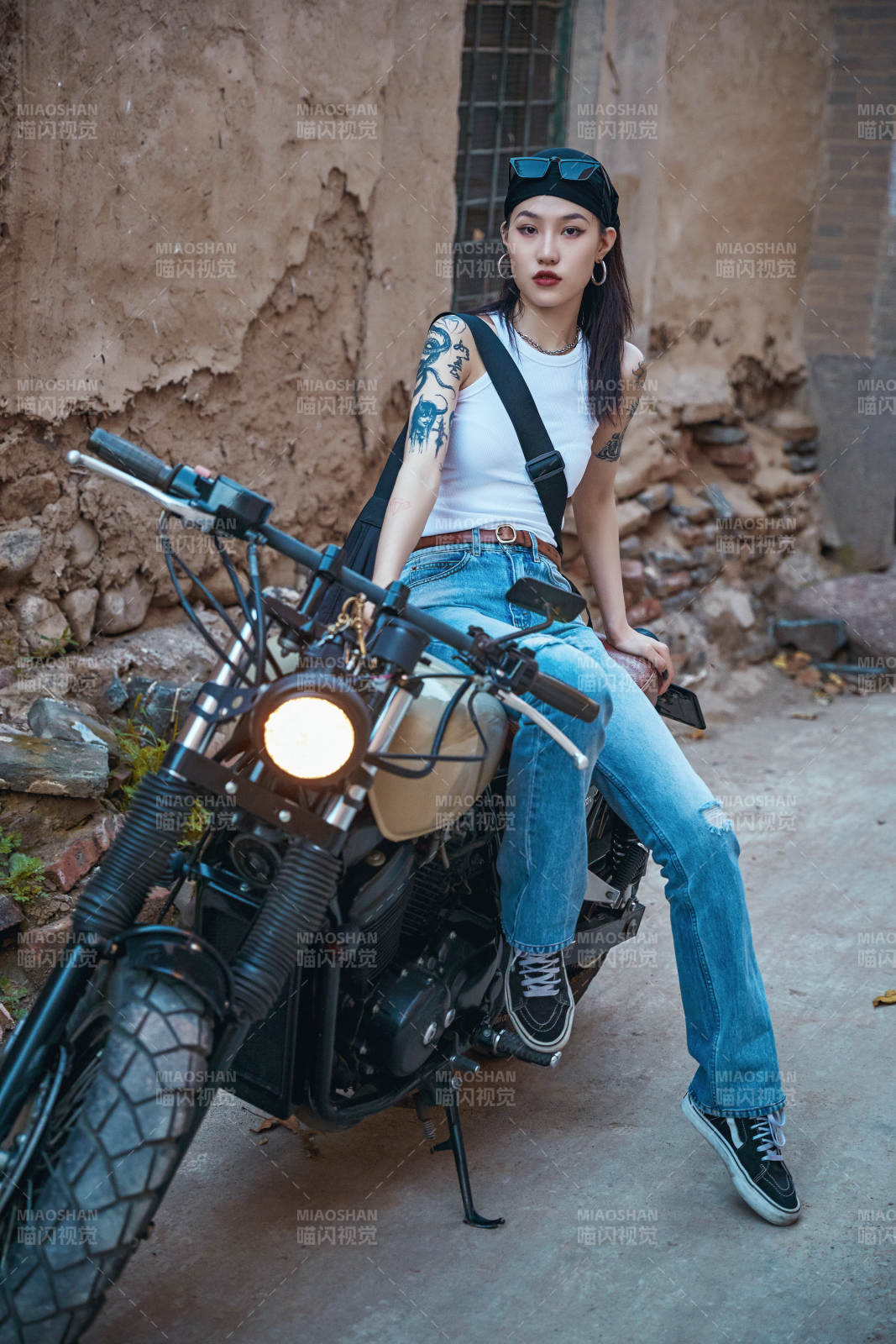 骑在复古摩托车上的时尚亚洲少女图片