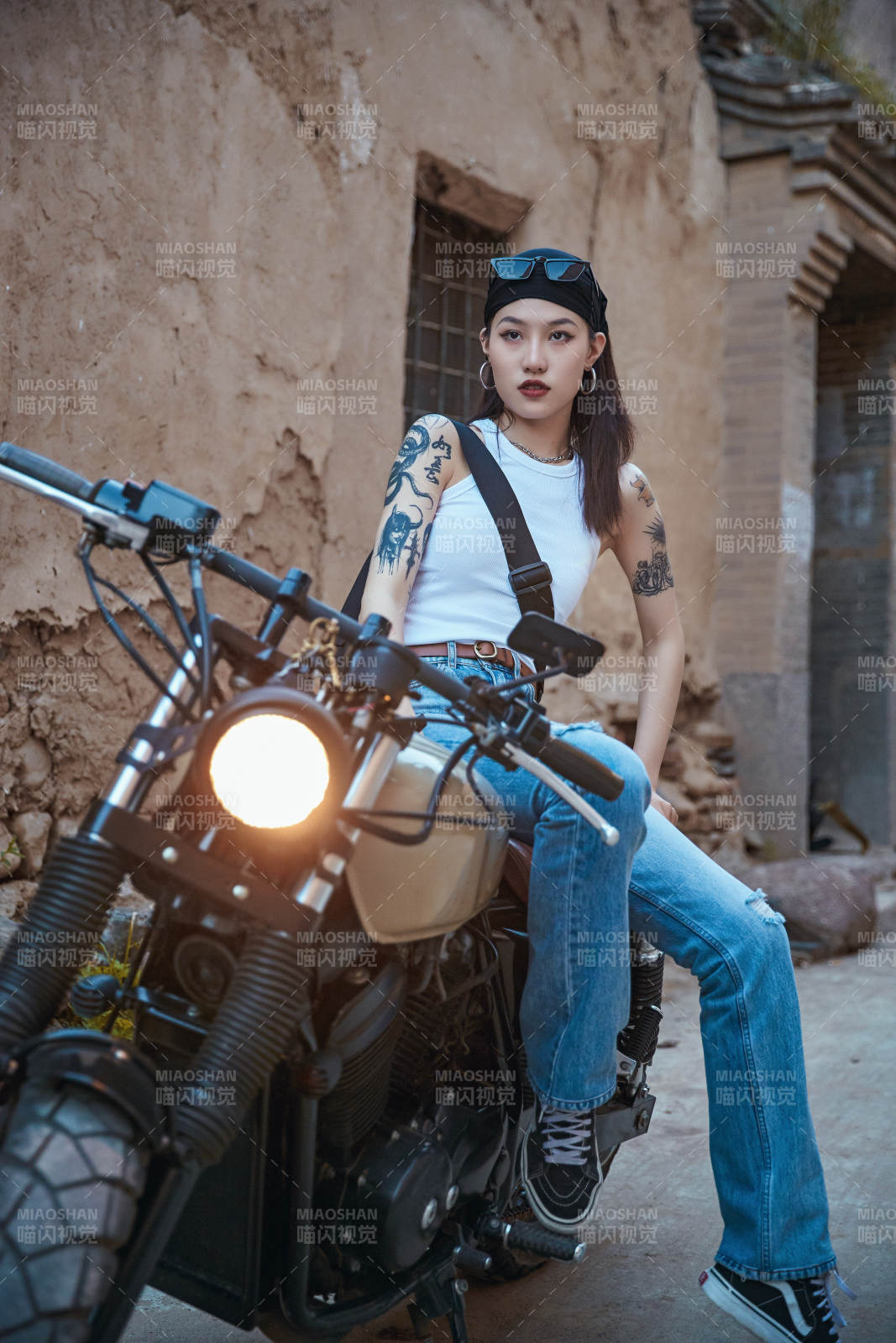 骑在复古摩托车上的时尚亚洲少女图片