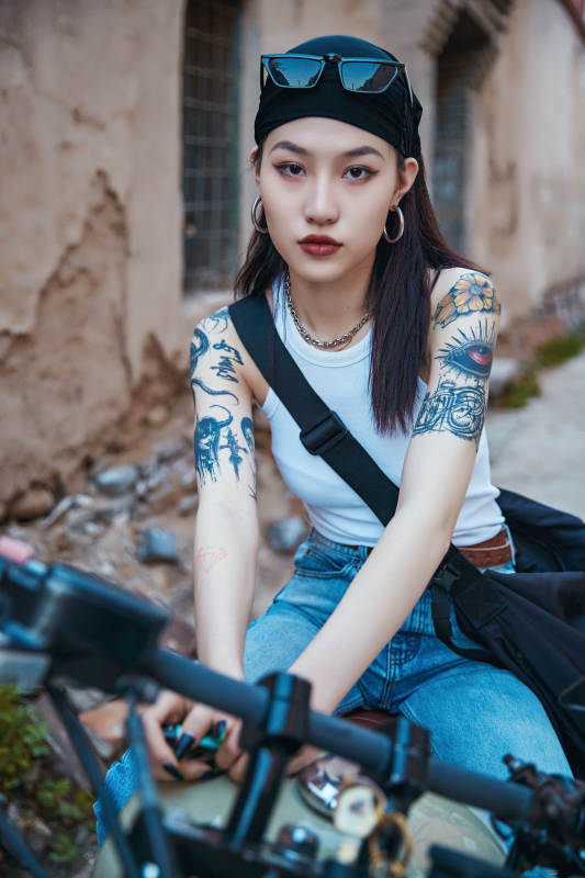 骑在复古摩托车上的时尚亚洲少女图片