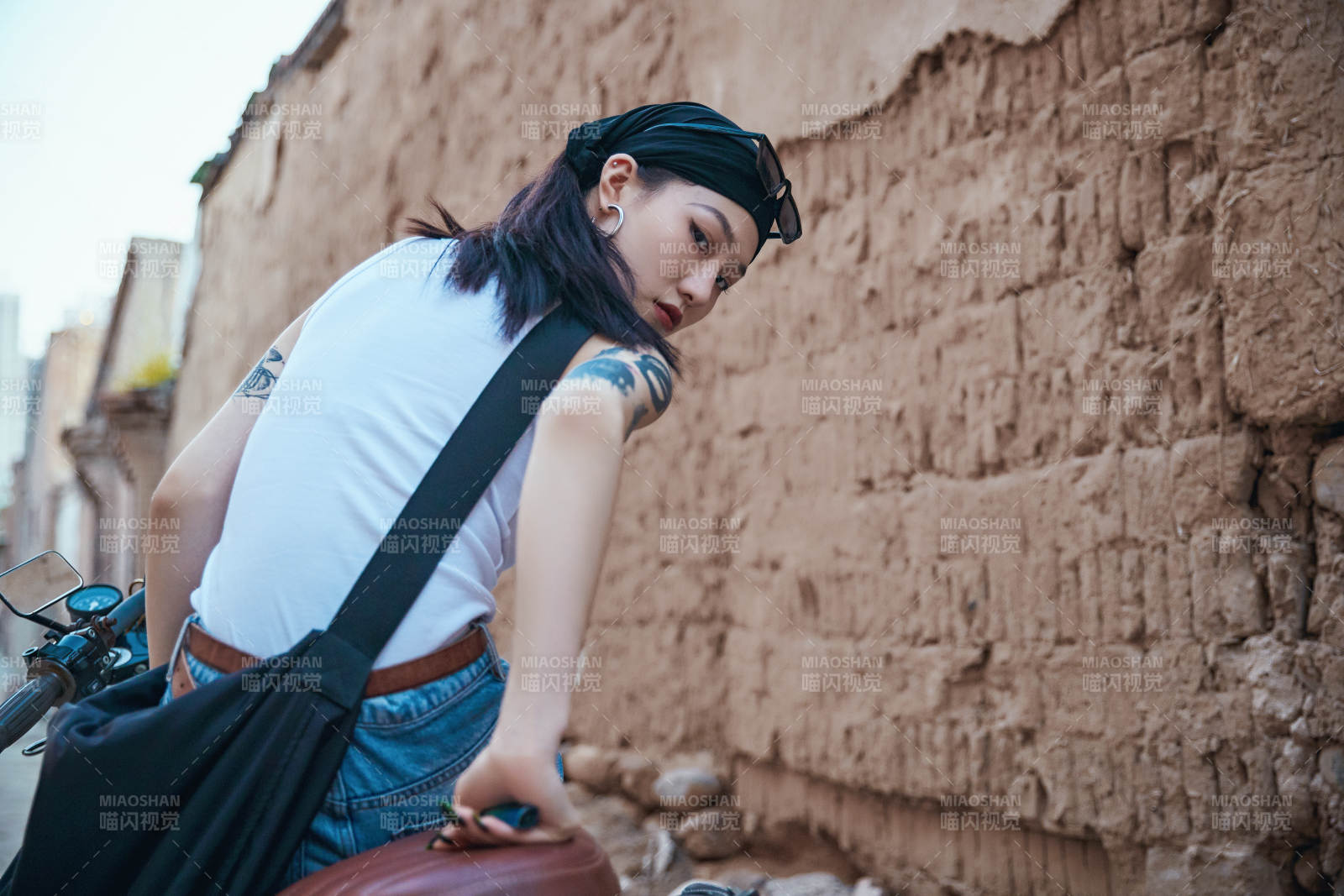 骑在复古摩托车上的时尚亚洲少女图片