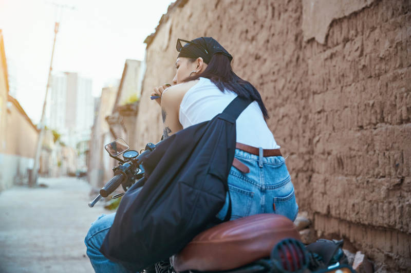 骑在复古摩托车上的时尚亚洲少女图片
