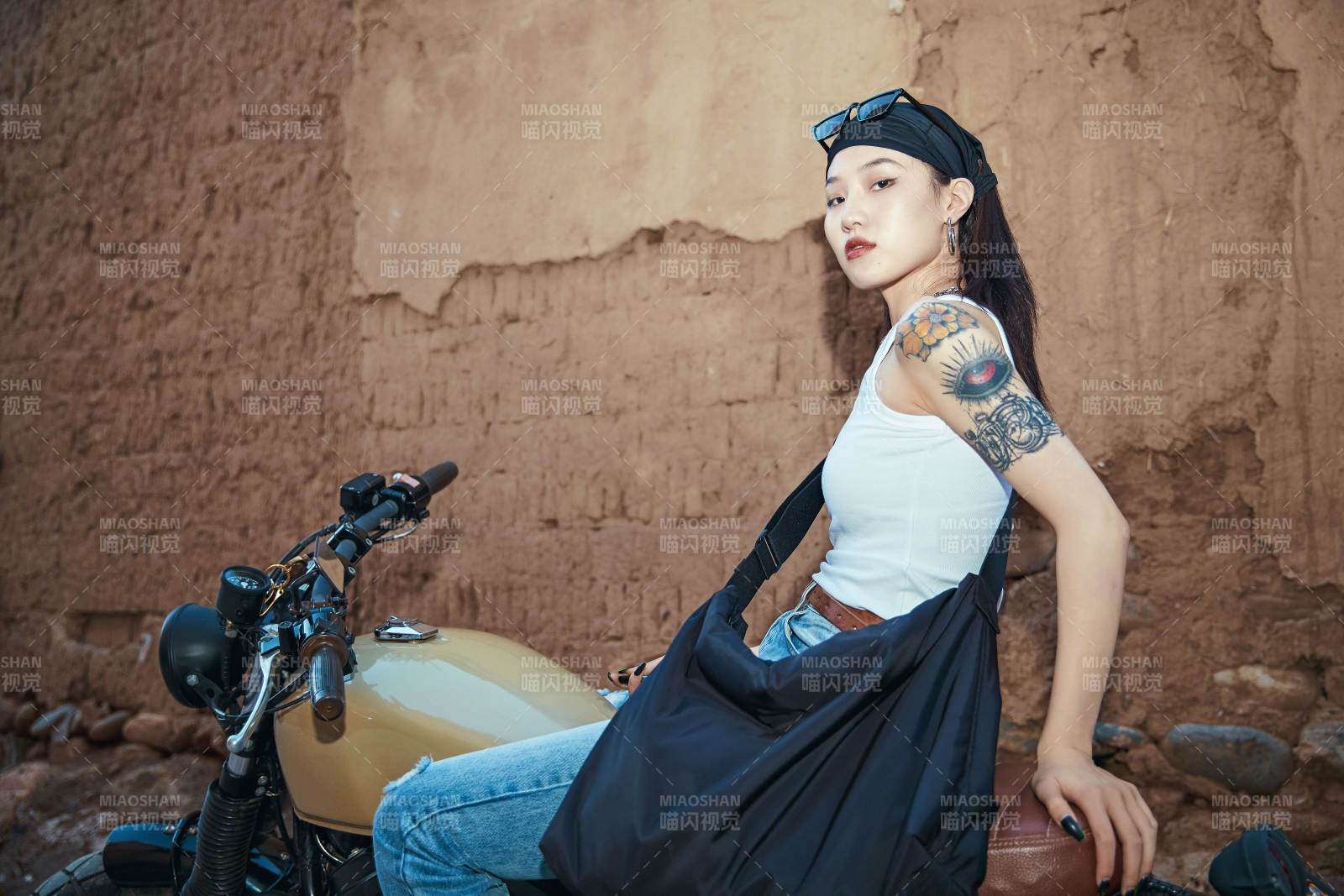 骑在复古摩托车上的时尚亚洲少女图片