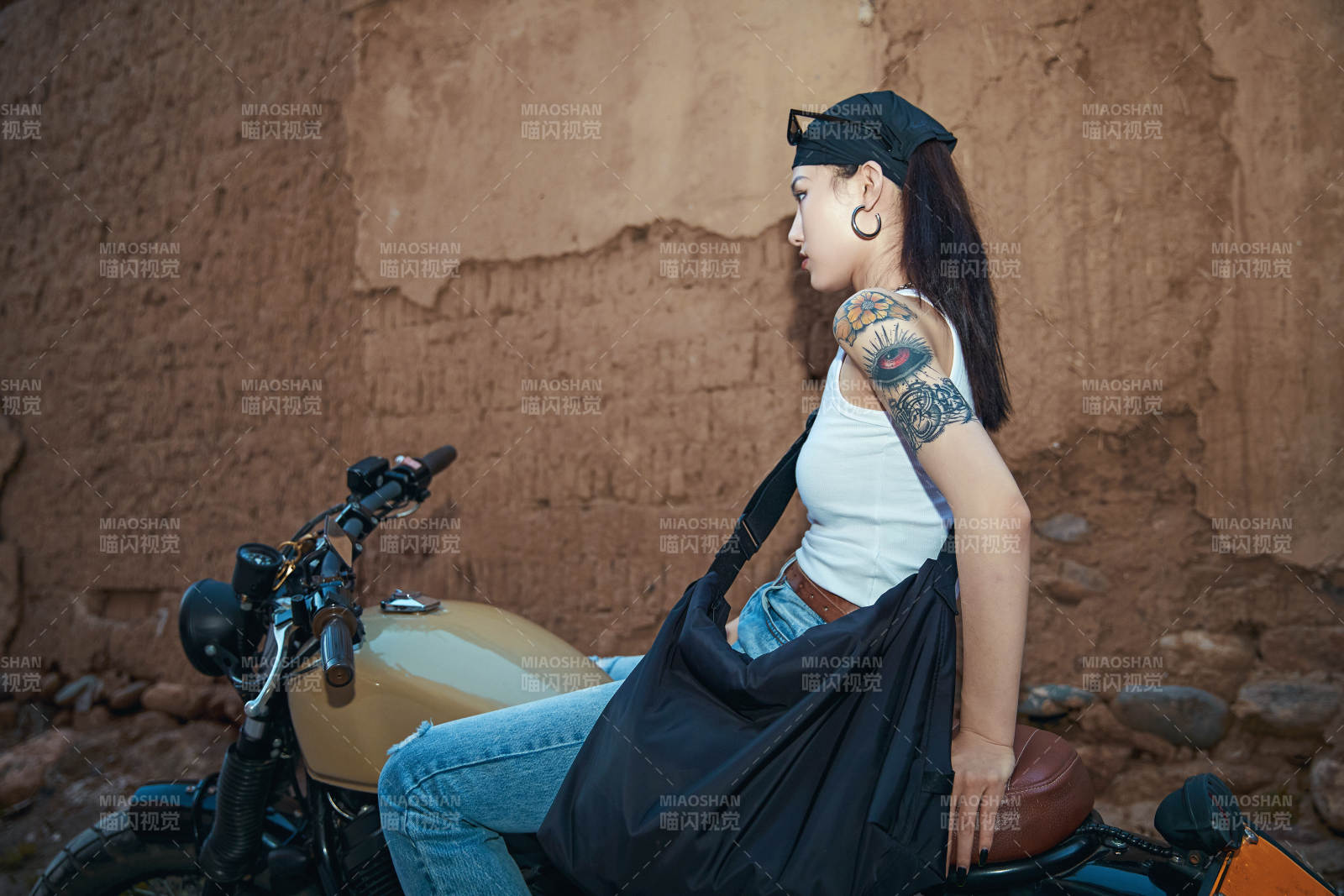 骑在复古摩托车上的时尚亚洲少女图片