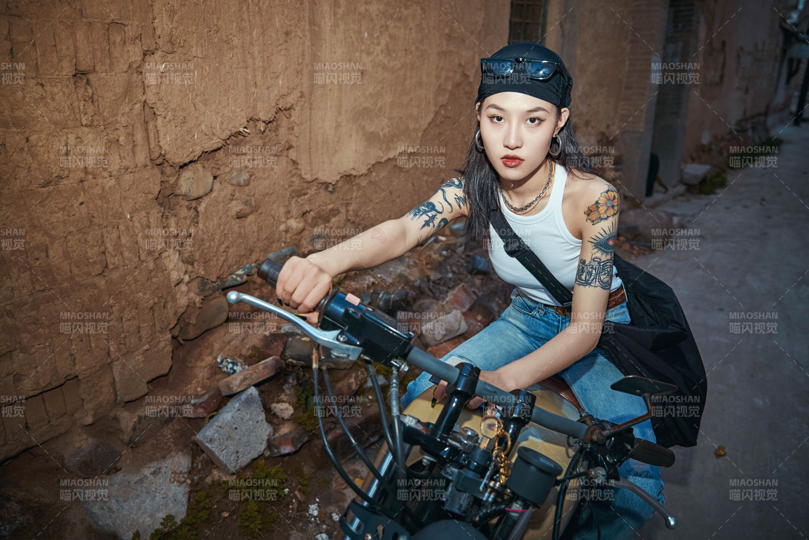 骑在复古摩托车上的时尚亚洲少女图片