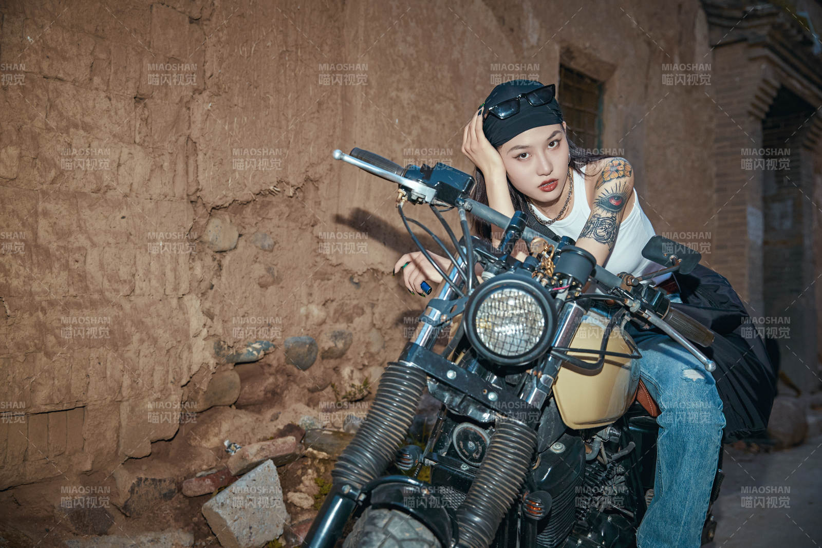 骑在复古摩托车上的时尚亚洲少女图片