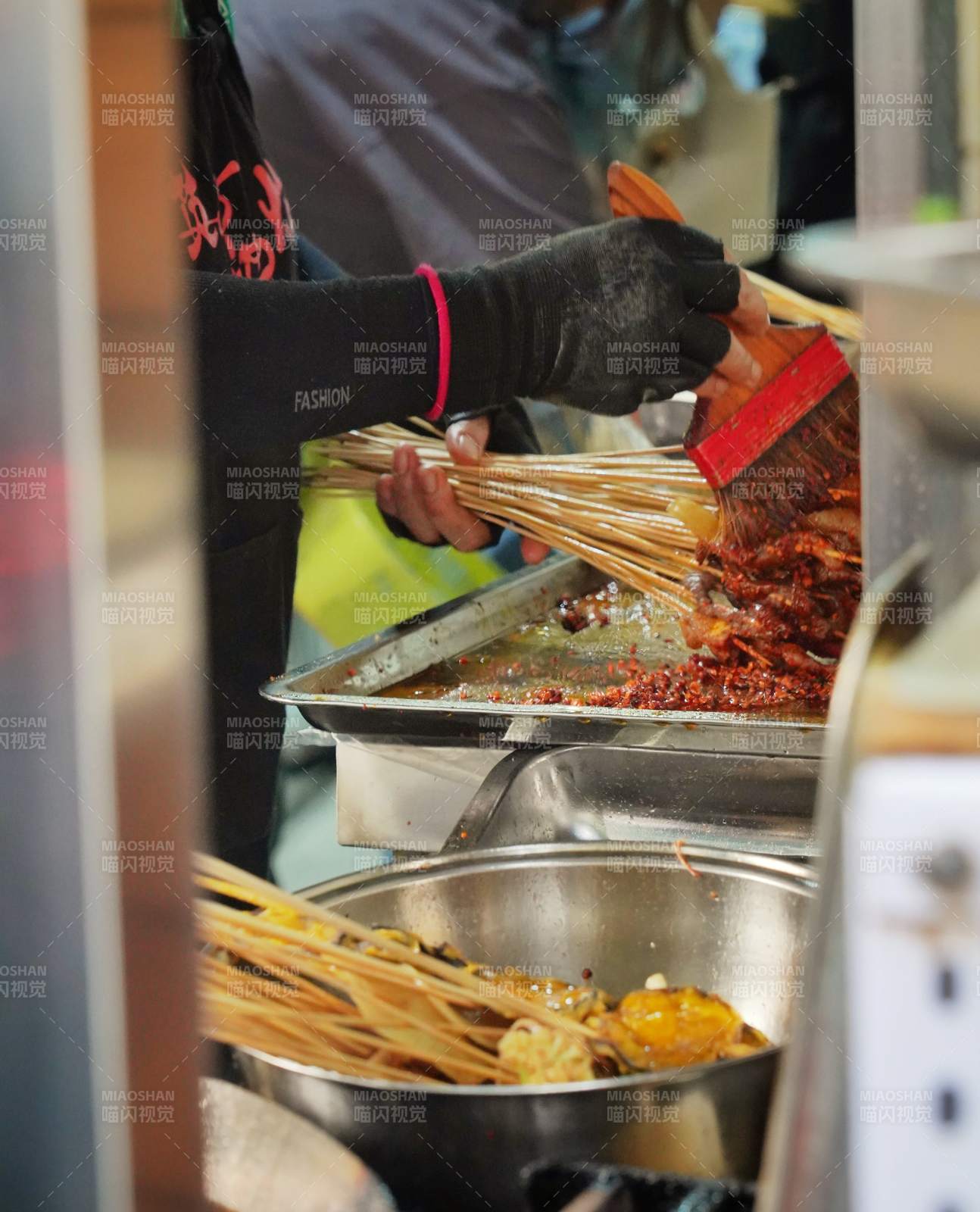 烤串制作中图片