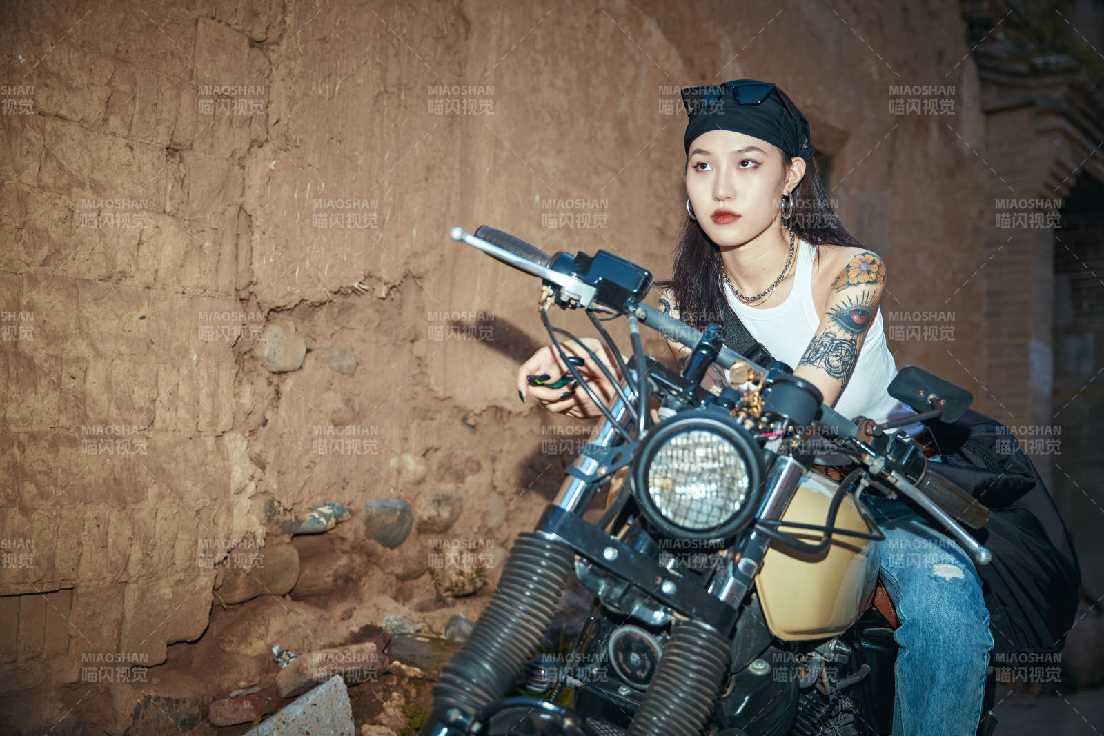 骑在复古摩托车上的时尚亚洲少女图片