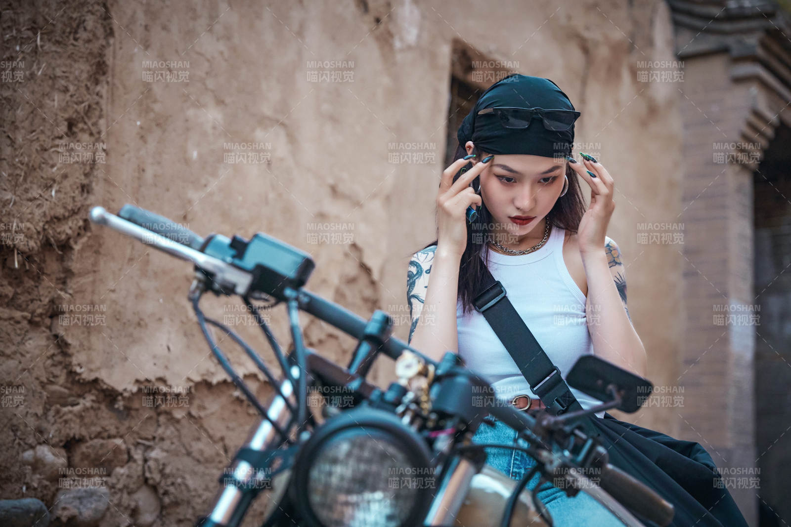 骑在复古摩托车上的时尚亚洲少女图片