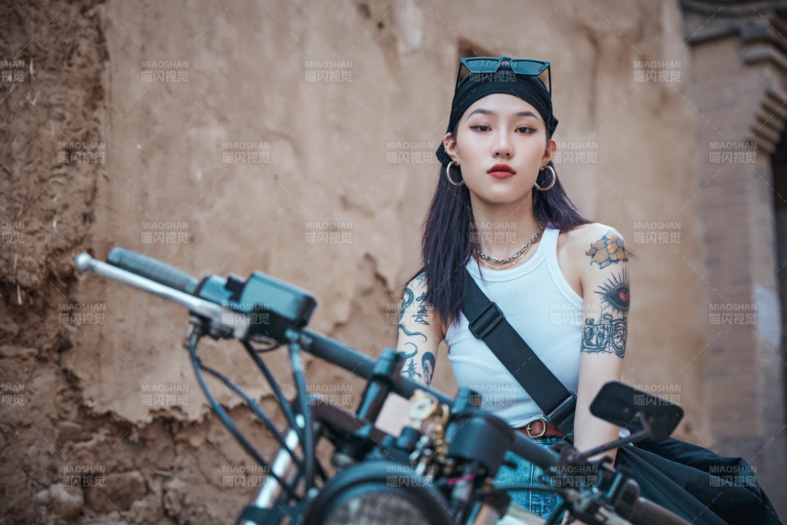 骑在复古摩托车上的时尚亚洲少女图片