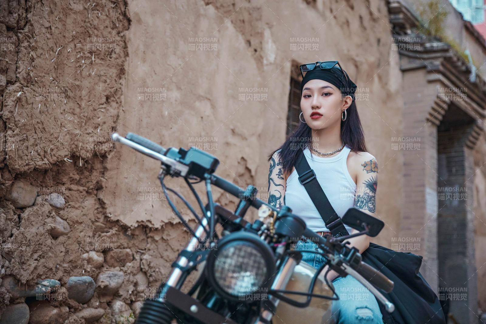 骑在复古摩托车上的时尚亚洲少女图片