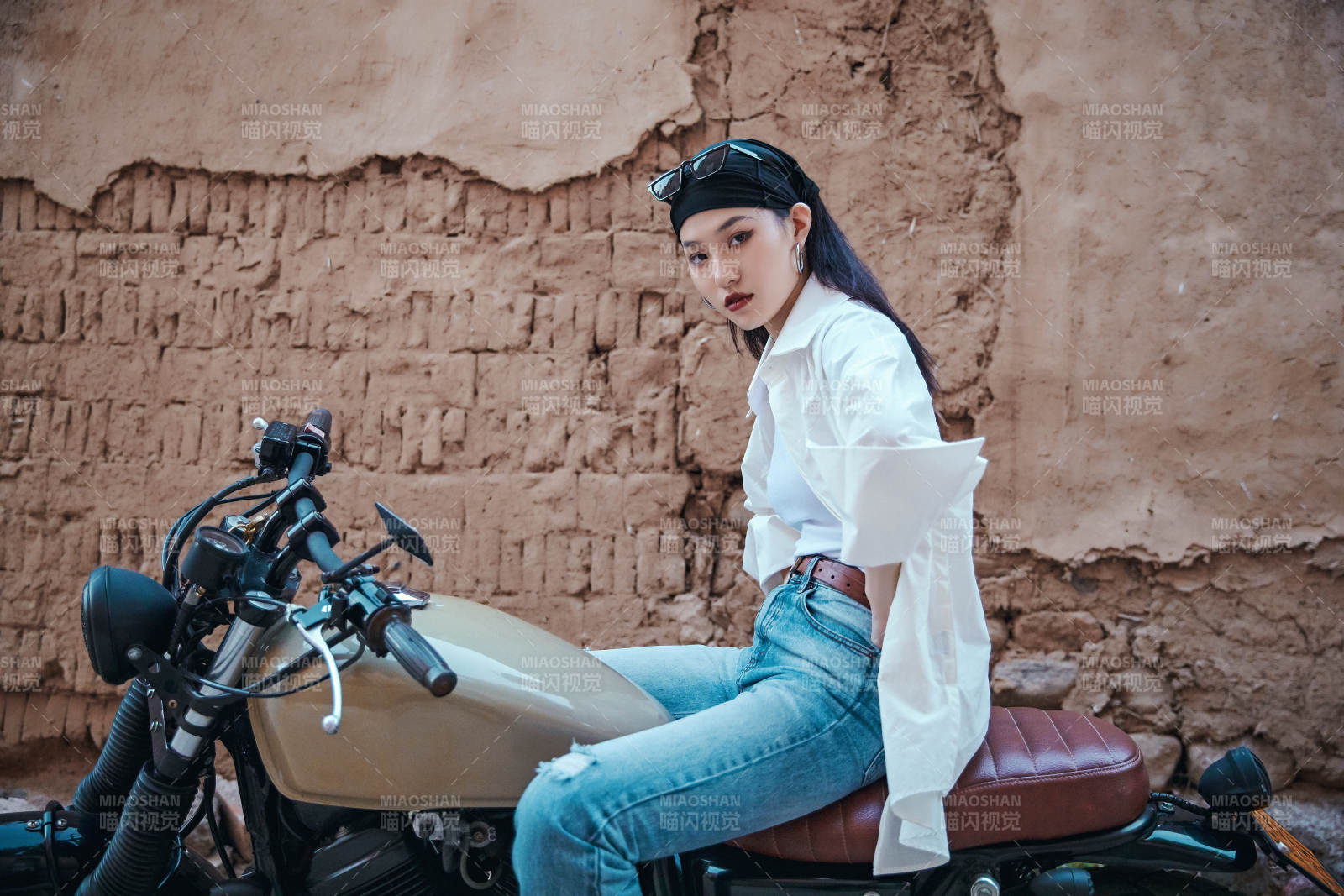 骑在复古摩托车上的时尚亚洲少女图片