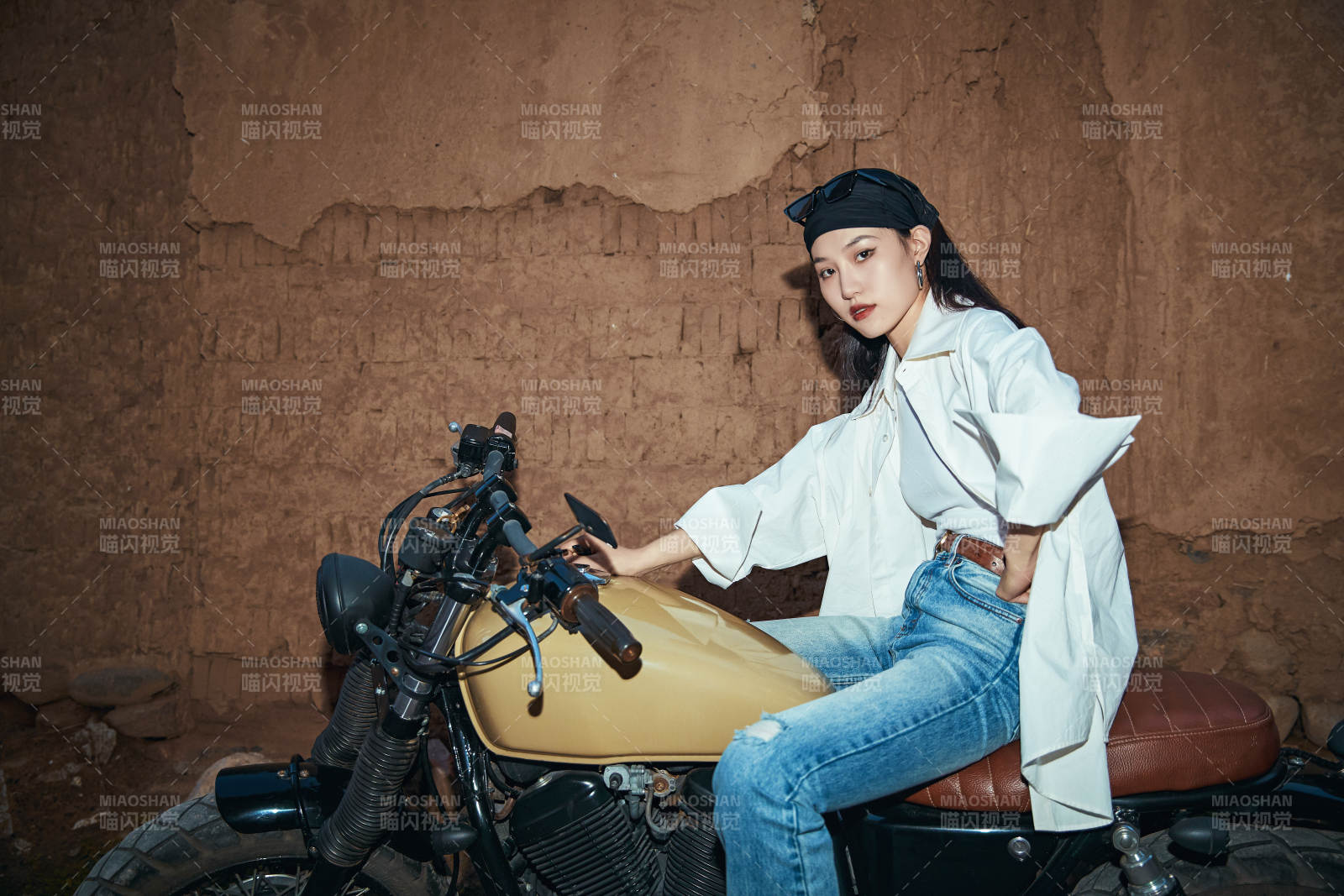 骑在复古摩托车上的时尚亚洲少女图片