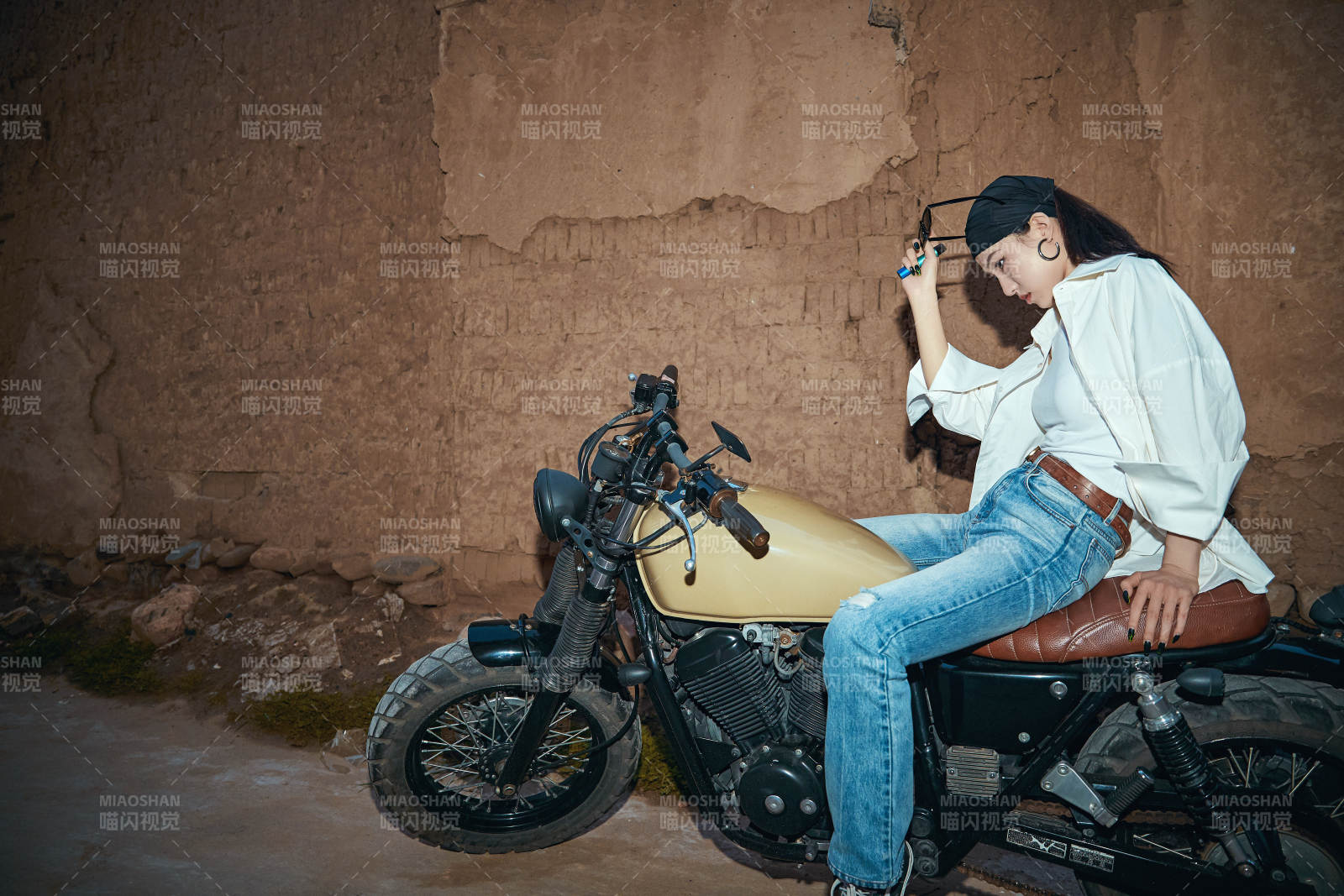骑在复古摩托车上的时尚亚洲少女图片