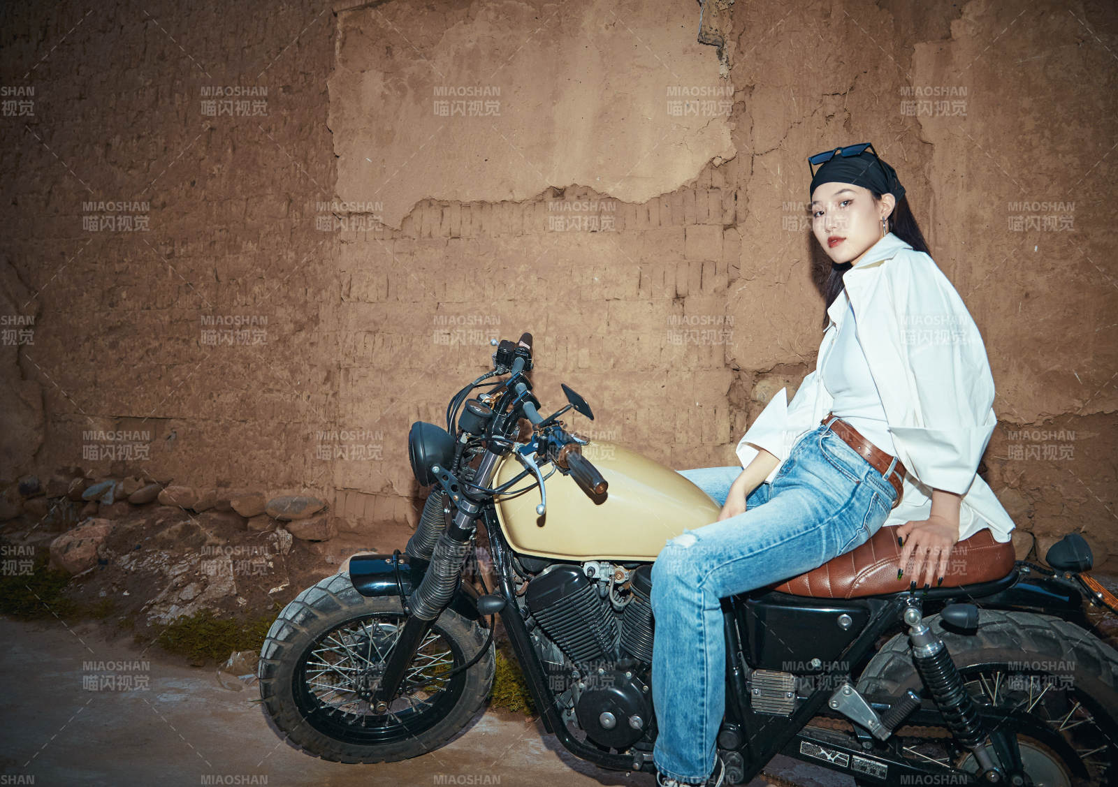 骑在复古摩托车上的时尚亚洲少女图片