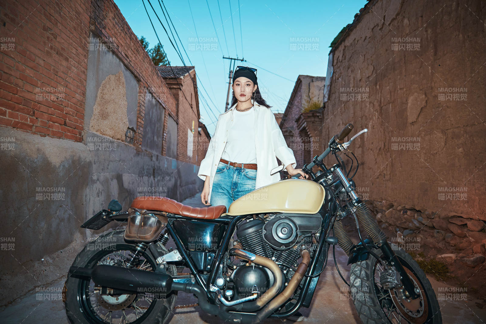 骑在复古摩托车上的时尚亚洲少女图片