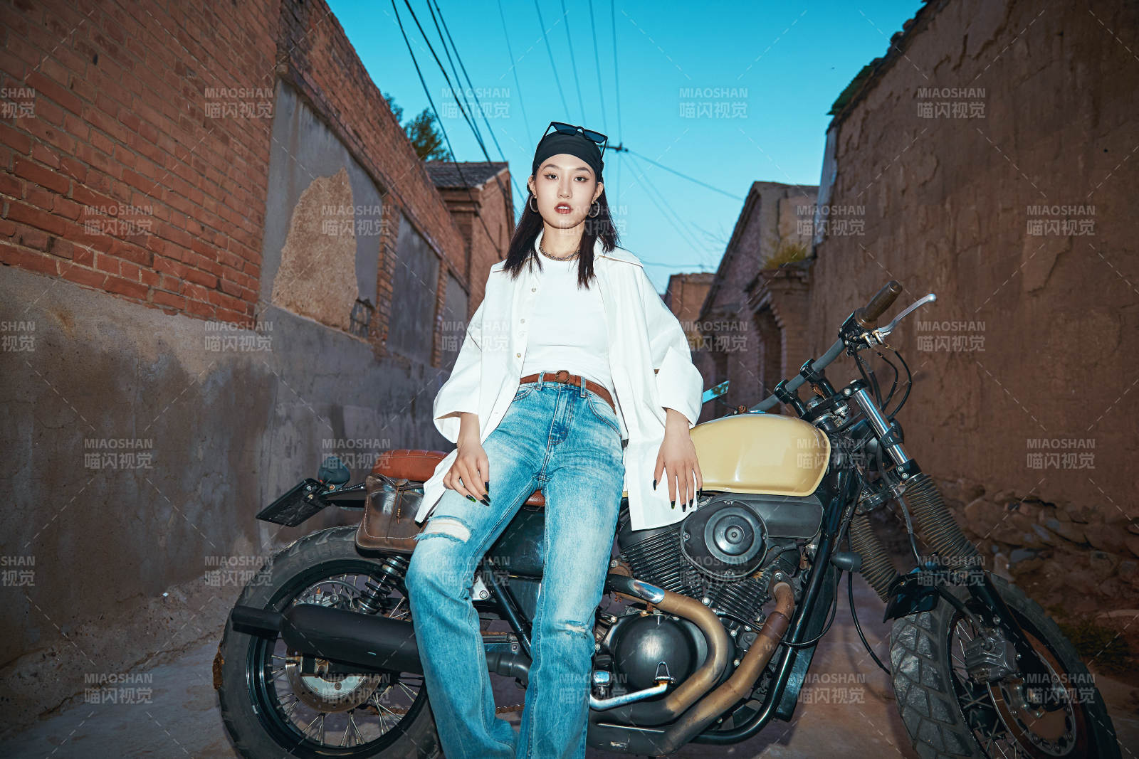 骑在复古摩托车上的时尚亚洲少女图片