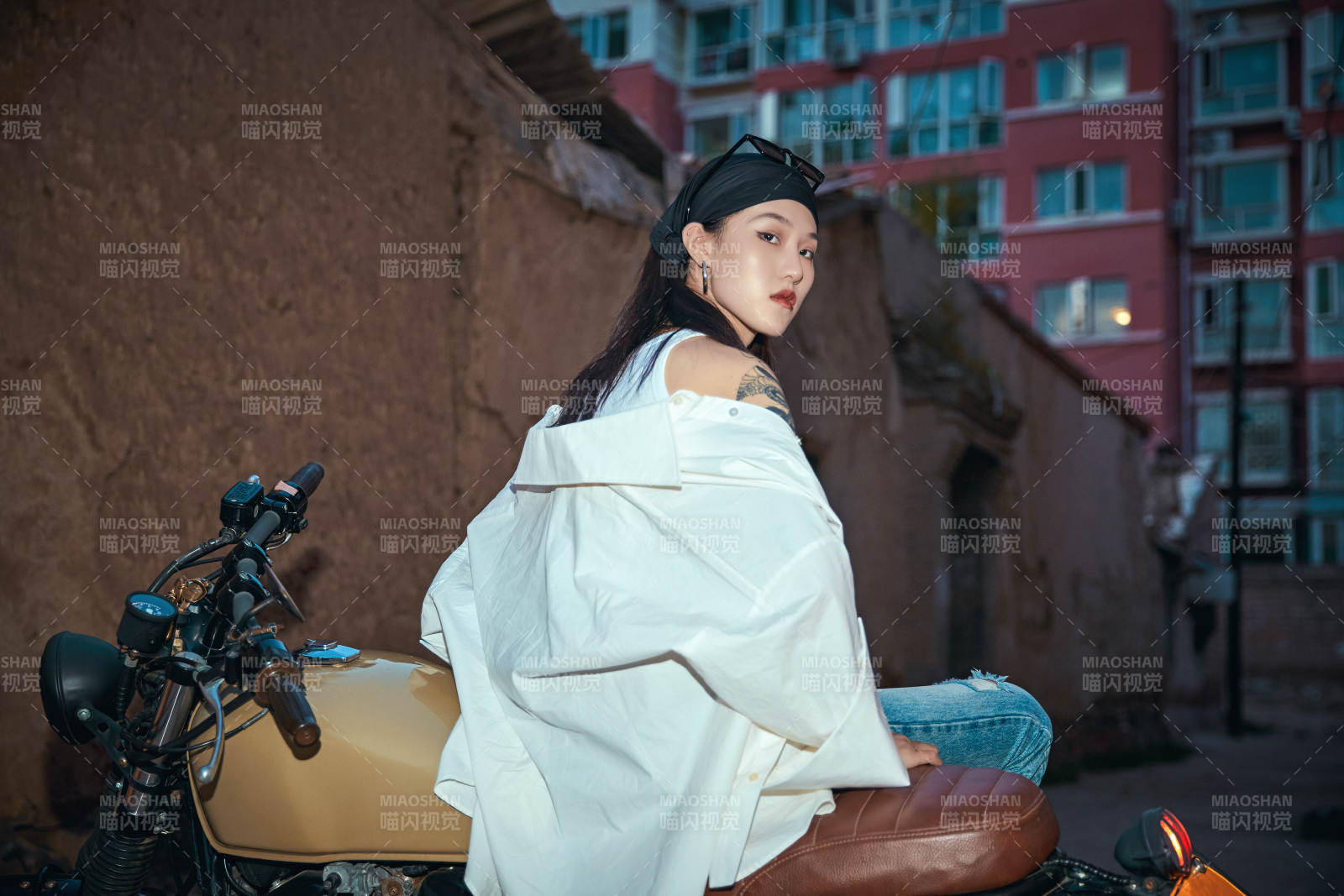 骑在复古摩托车上的时尚亚洲少女图片