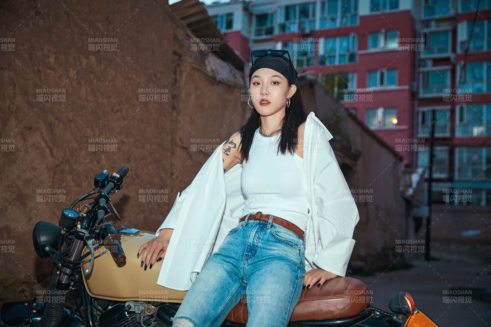 骑在复古摩托车上的时尚亚洲少女图片