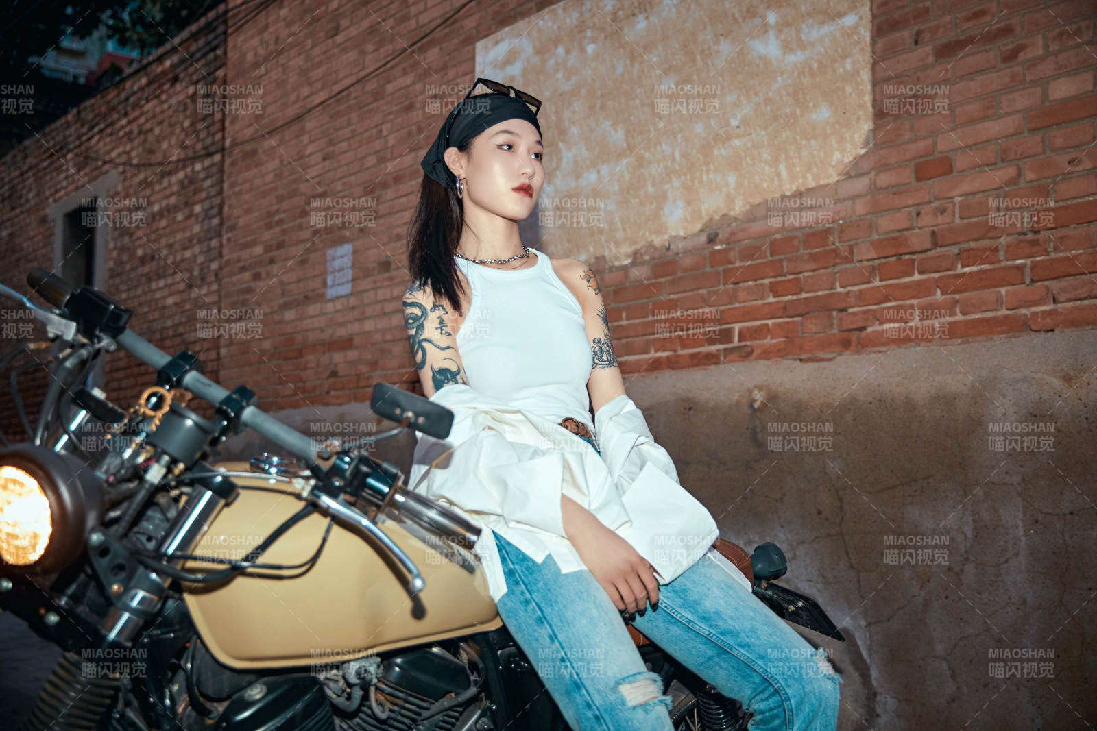 骑在复古摩托车上的时尚亚洲少女图片