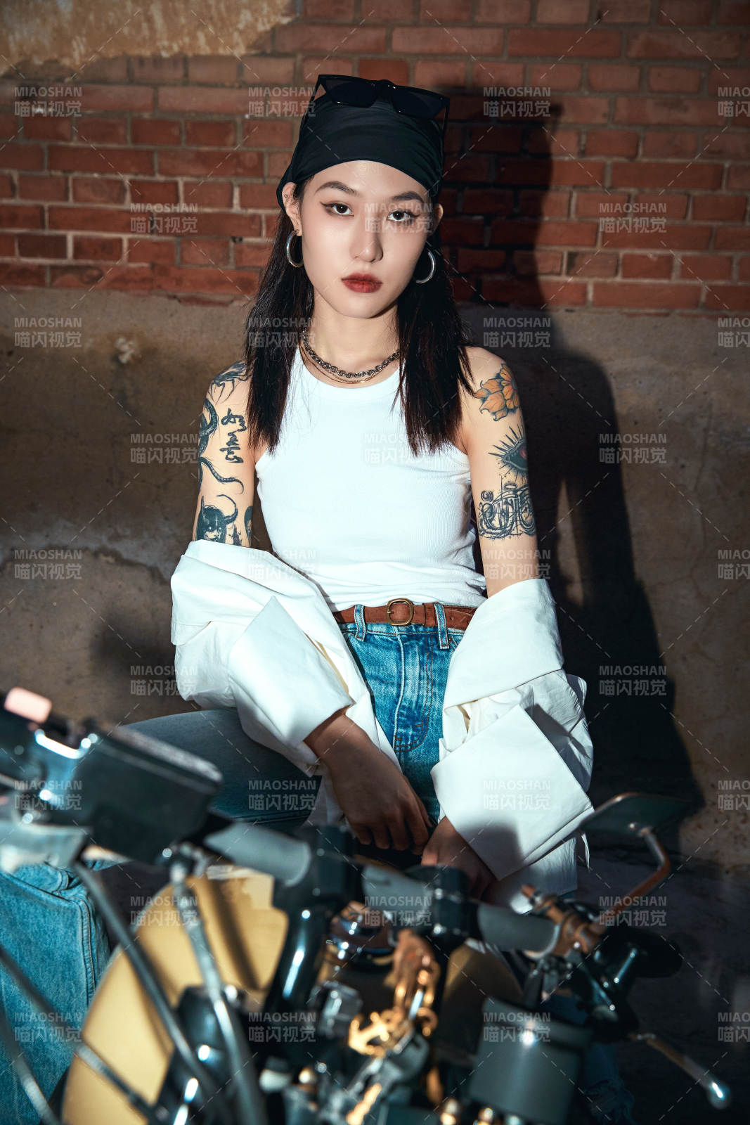 骑在复古摩托车上的时尚亚洲少女图片