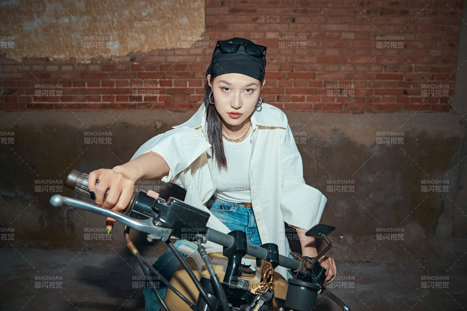 骑在复古摩托车上的时尚亚洲少女图片