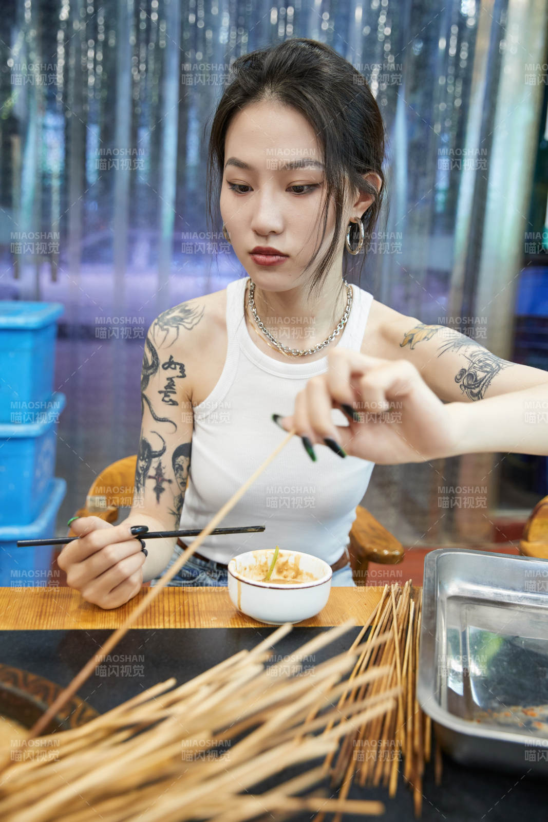 在饭馆吃成都串串的亚洲少女图片