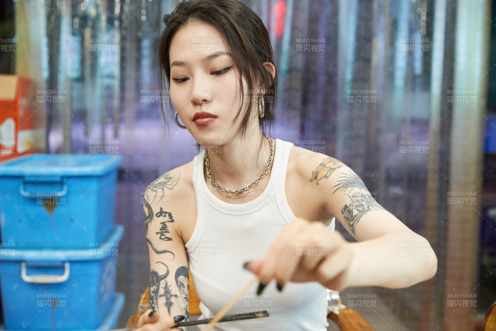 在饭馆吃成都串串的亚洲少女图片