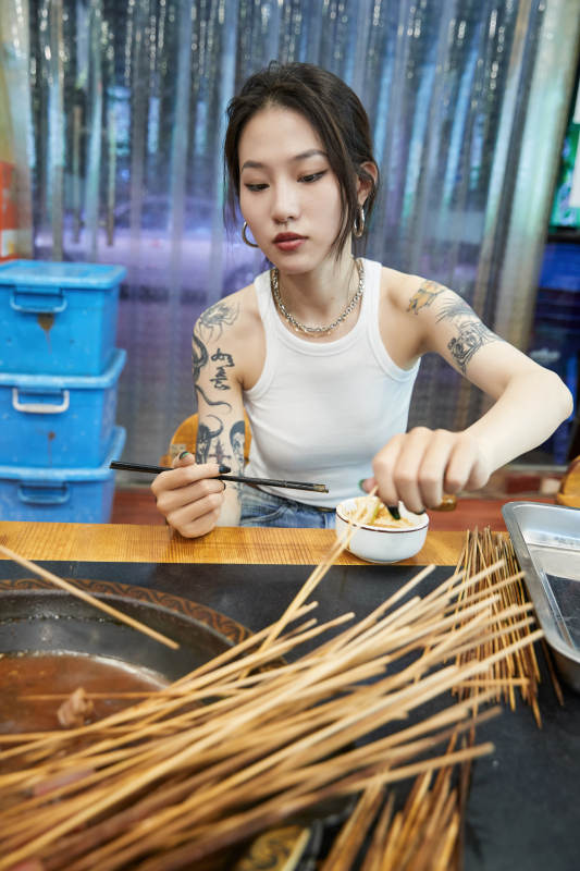 在饭馆吃成都串串的亚洲少女图片