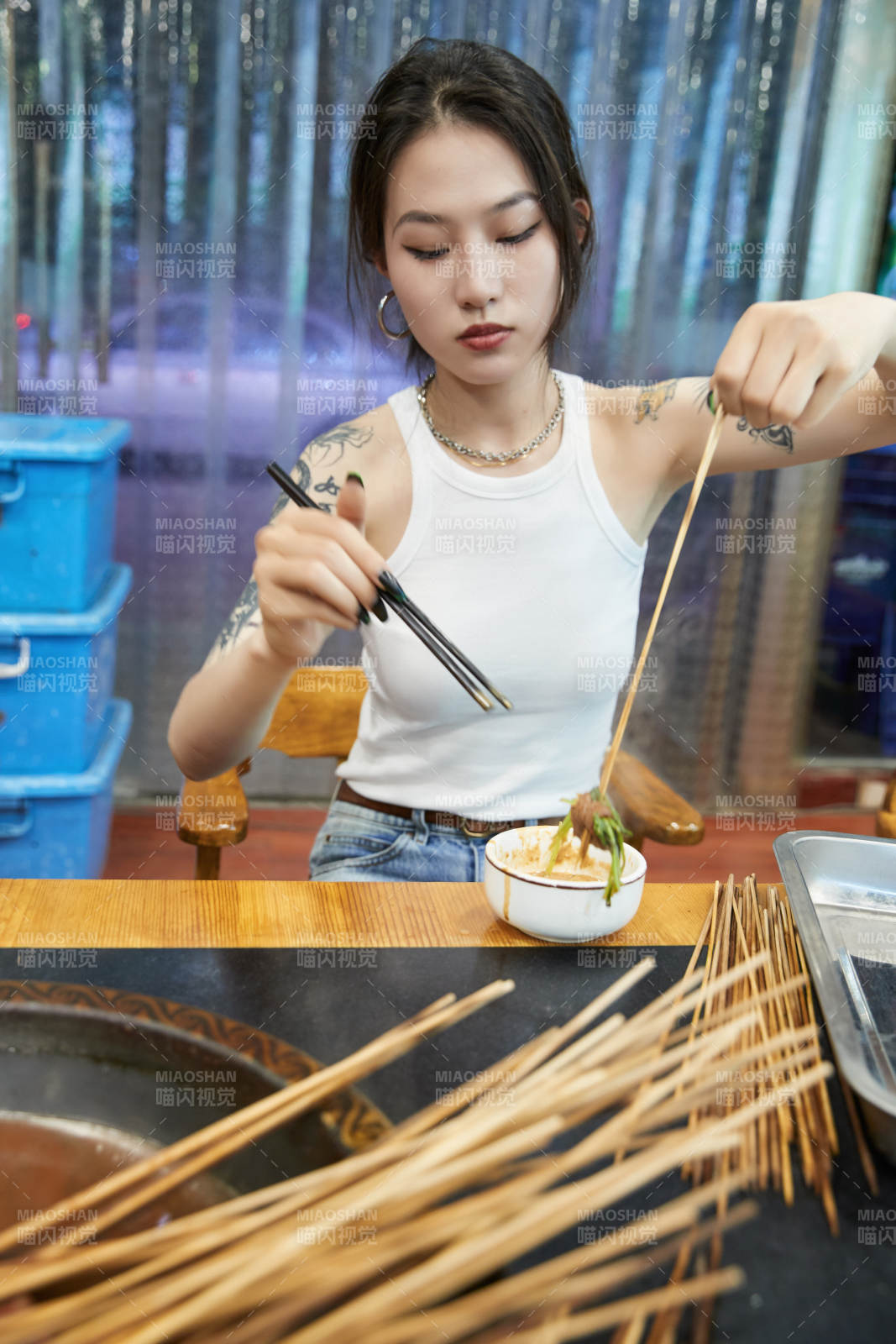 在饭馆吃成都串串的亚洲少女图片