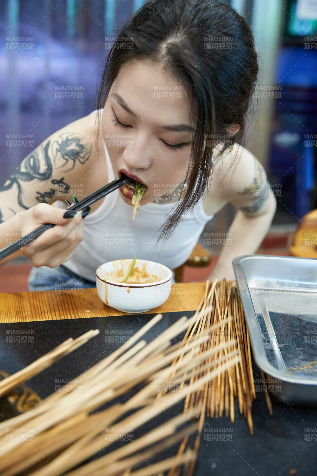 在饭馆吃成都串串的亚洲少女图片