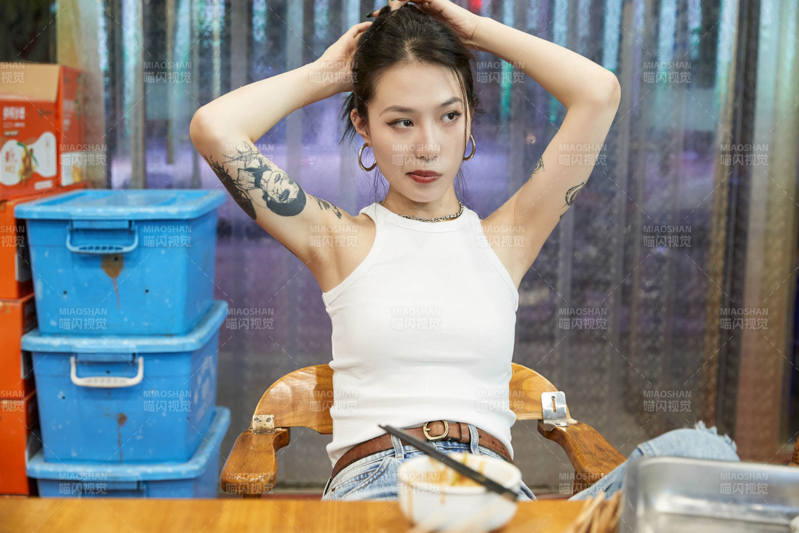 在饭馆吃成都串串的亚洲少女图片