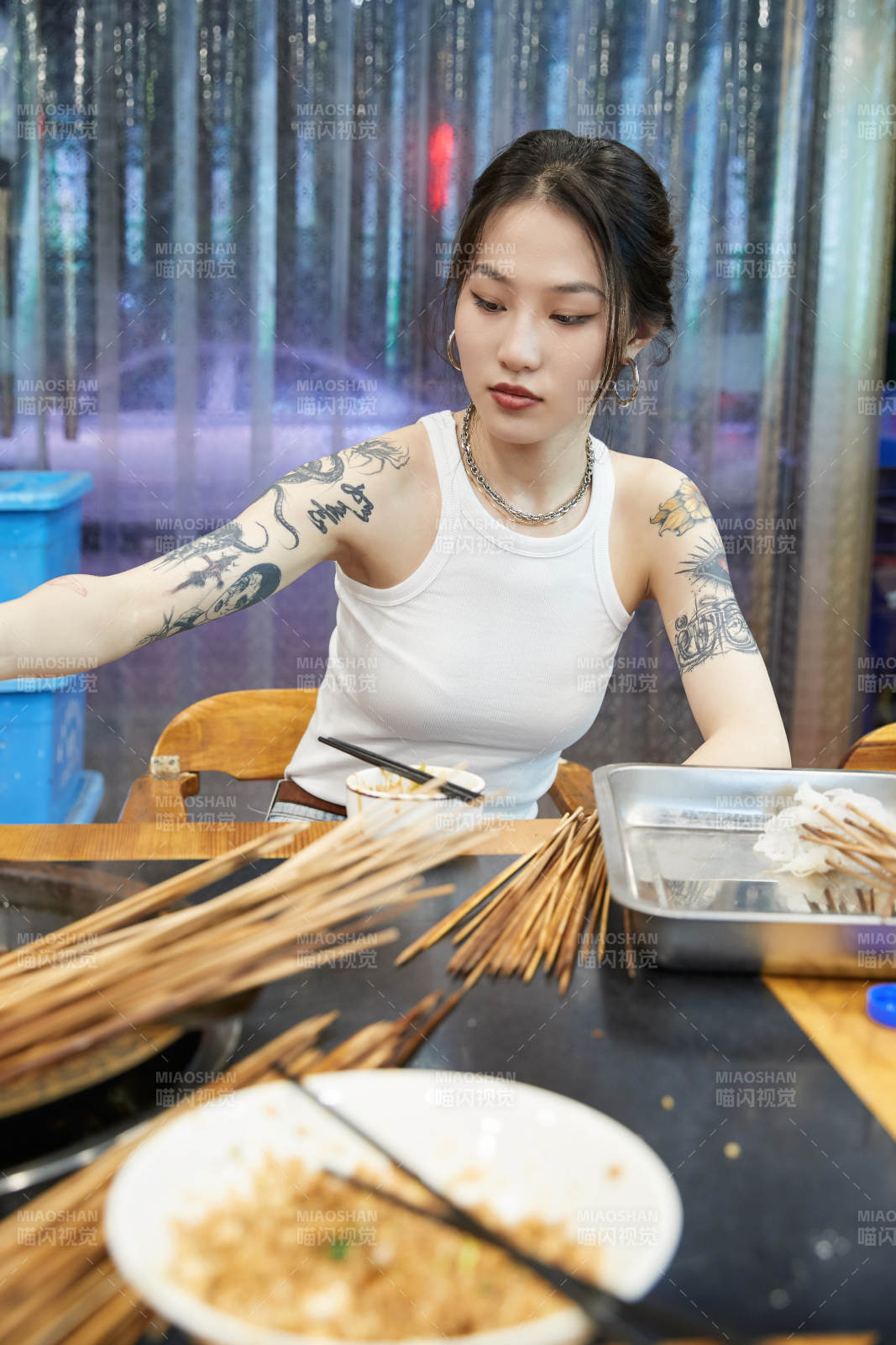 在饭馆吃成都串串的亚洲少女图片