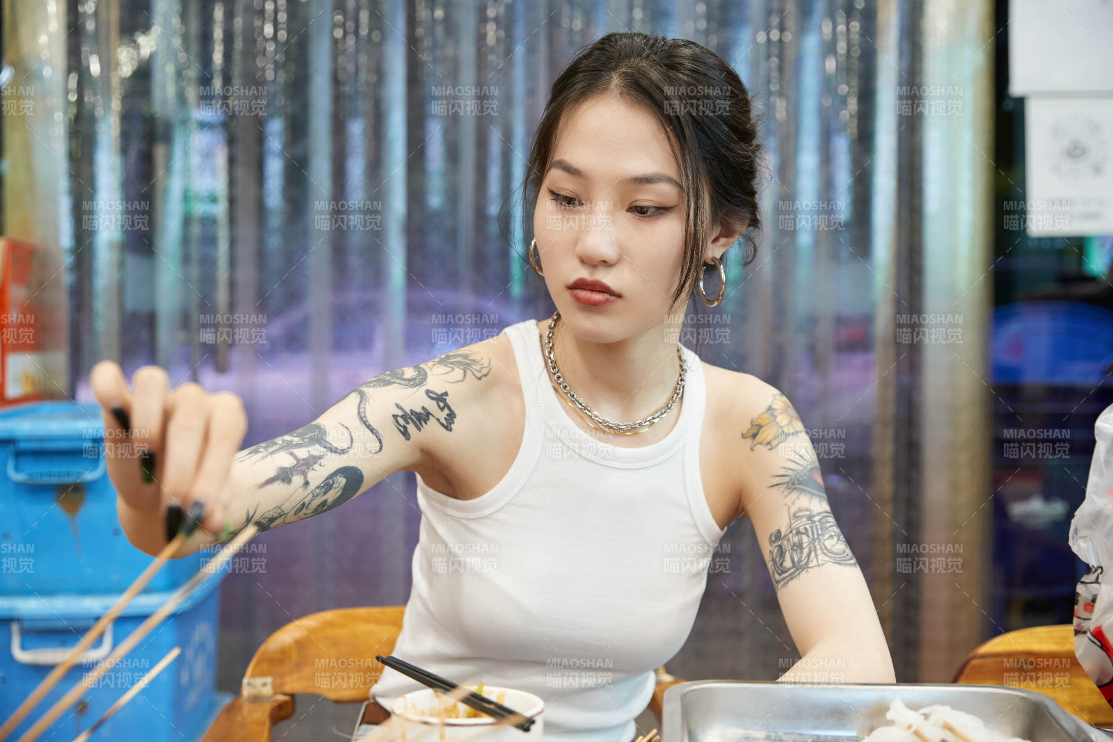 在饭馆吃成都串串的亚洲少女图片