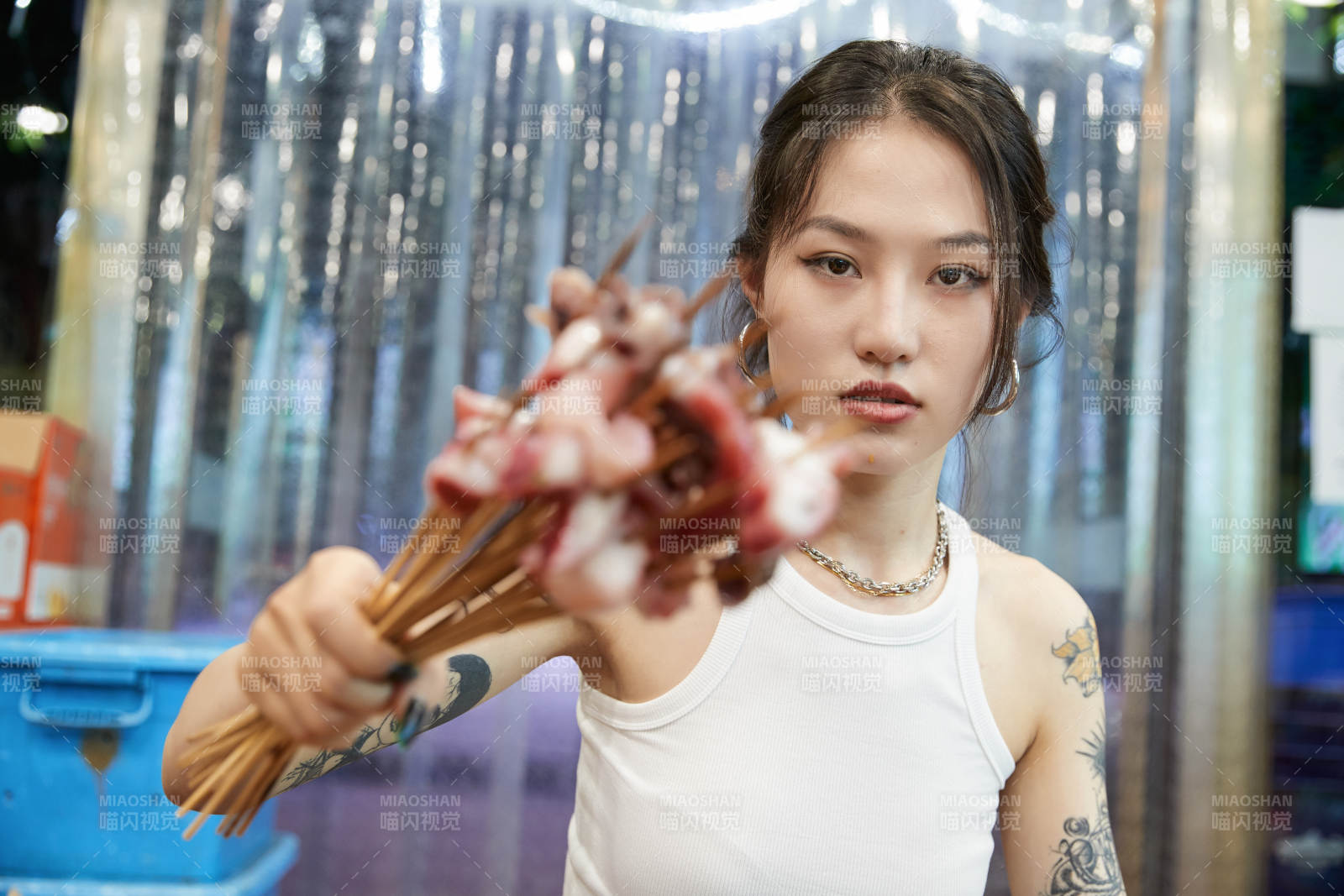 在饭馆吃成都串串的亚洲少女图片