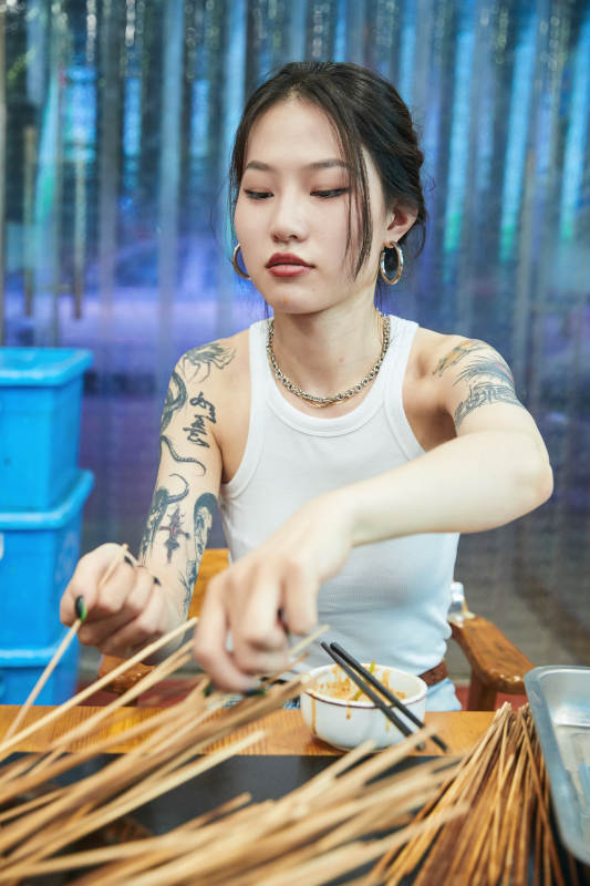 在饭馆吃成都串串的亚洲少女图片