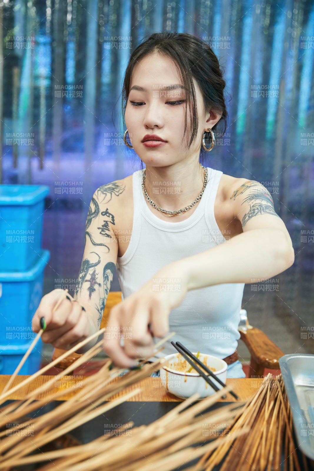 在饭馆吃成都串串的亚洲少女图片