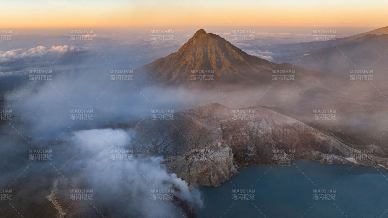 伊真火山云海中的火山湖图片