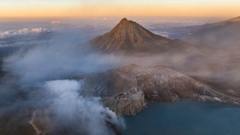 伊真火山云海中的火山湖图片