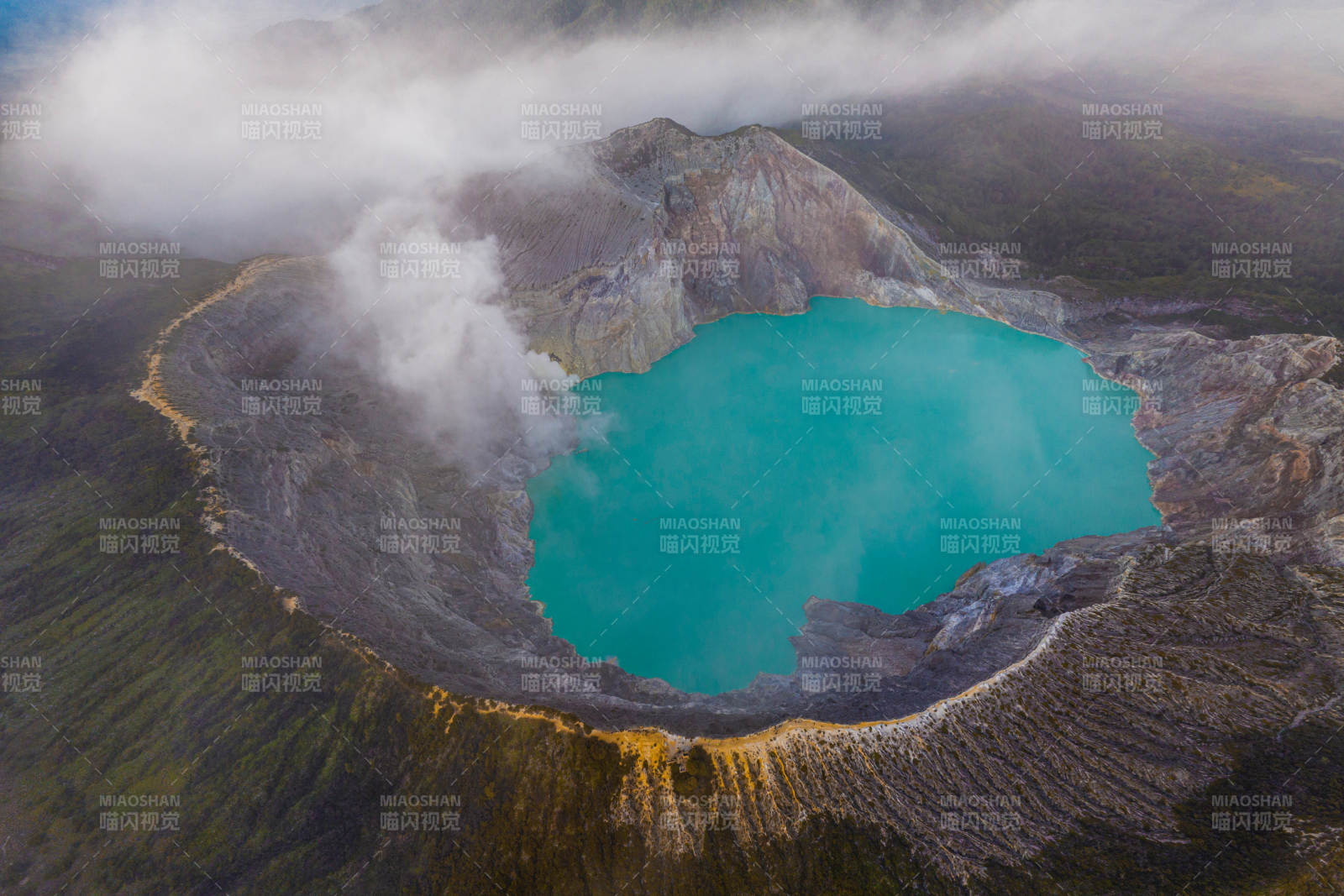 伊真火山口湖美景图片