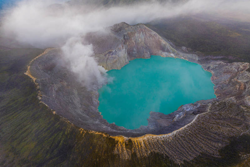 伊真火山口湖美景图片